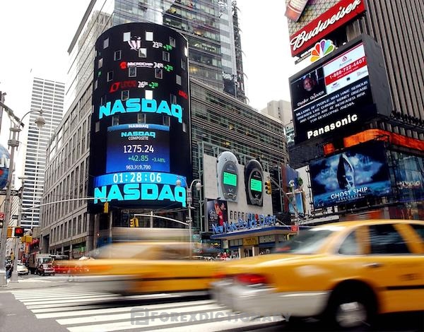 Màn hình cỡ lớn được đặt tại Quảng trường Thời đại của NASDAQ