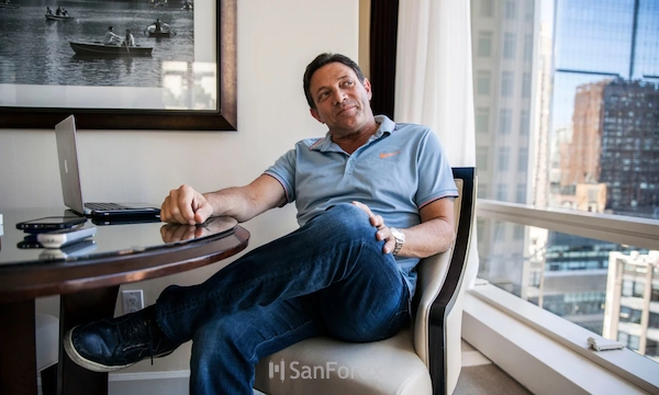 Jordan Belfort là một diễn thuyết gia và là nhà đầu tư chứng khoán thành đạt