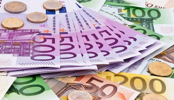 Euro được phát hành vào năm 1999 và sử dụng làm tiền mặt vào năm 2002