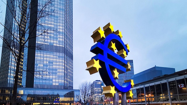 ECB có nhiệm vụ đưa ra các quy định và thực thi đối với Eurozone